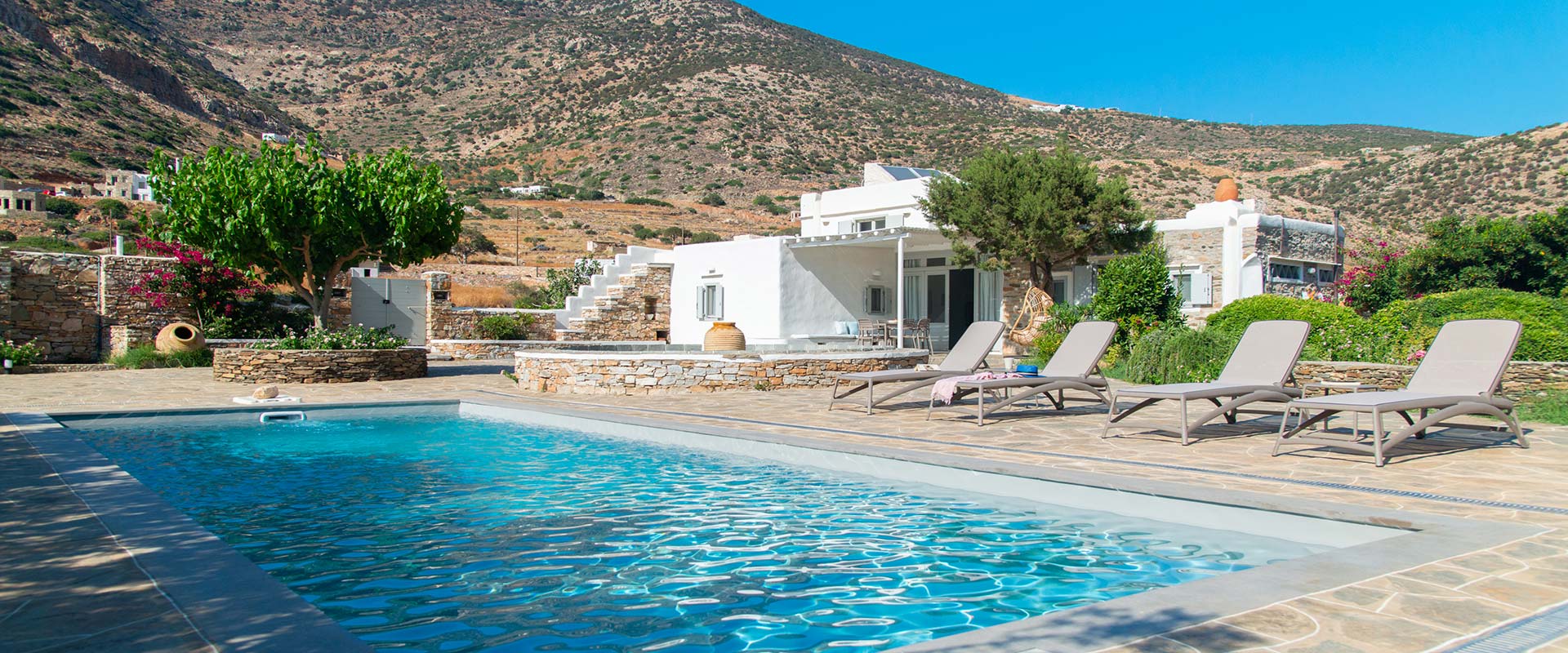 Ο χώρος της πισίνας στο Villa River στη Σίφνο